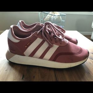 Women’s Adidas tennis shoes, barely worn